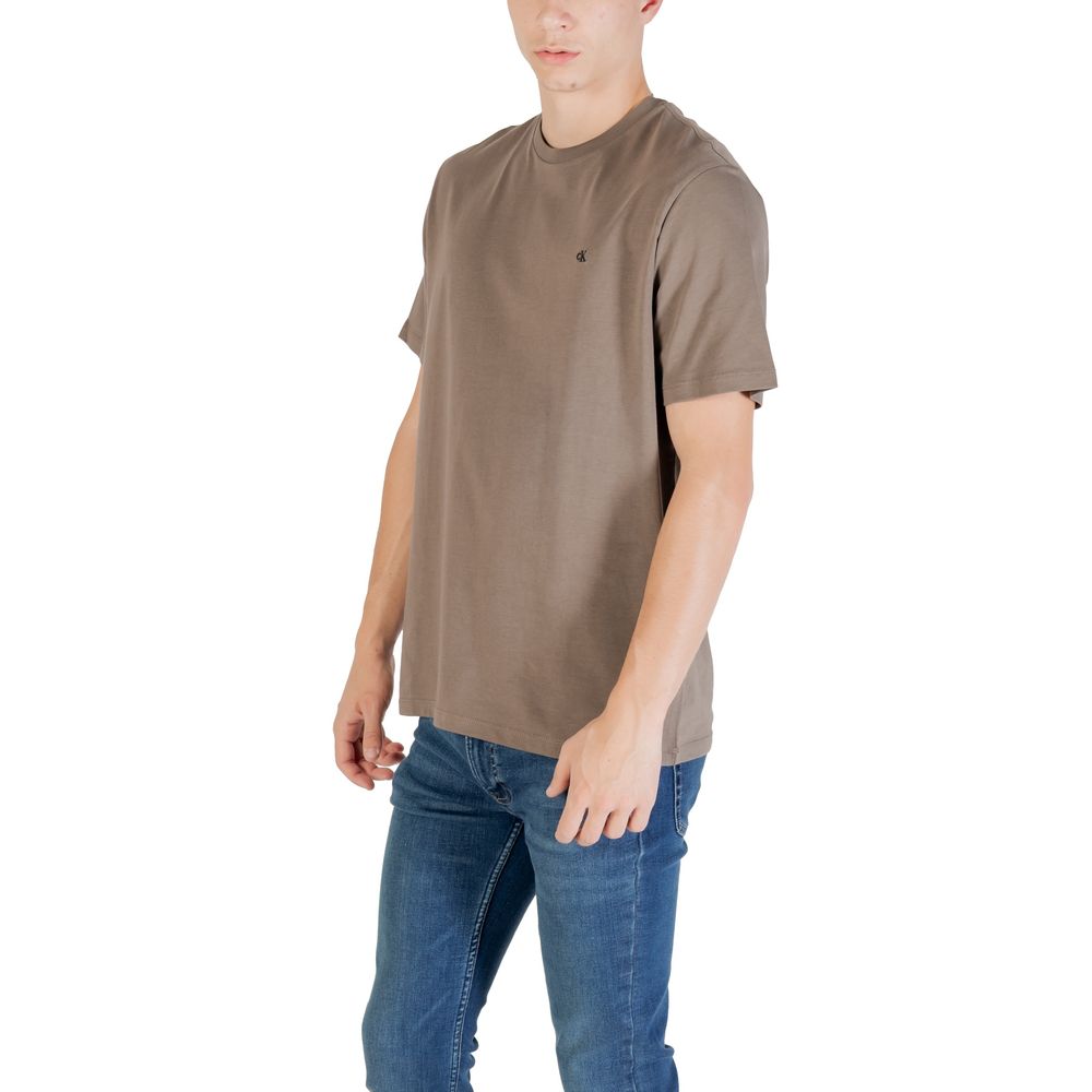 T-Shirt by Calvin Klein Jeans for men in cotton brown showcases a fashionable silhouette, elegantly detailed with a fashionable and for a sophisticated, high-fashion look.