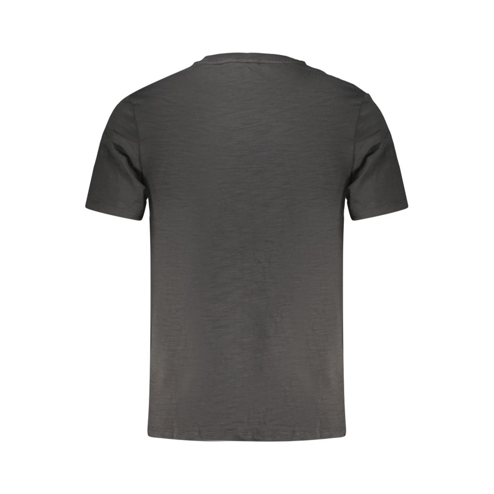 T-Shirt by Timberland for men in cotton black showcases a dramatic silhouette, elegantly detailed with a dramatic and for a truly dramatic finish.