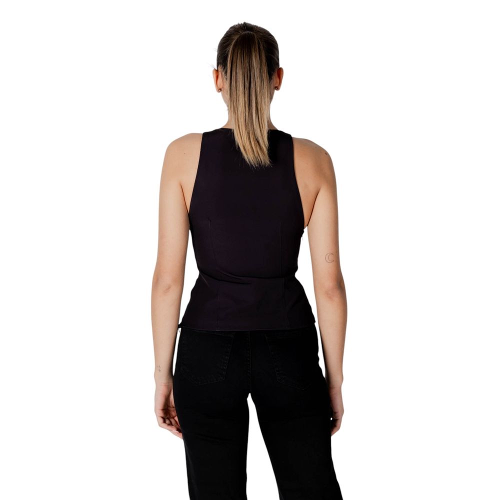 Activewear Top by Desigual for women in stretch polyester black & floral showcases a versatile silhouette, finished with a versatile , , and high-performance for a versatile look.