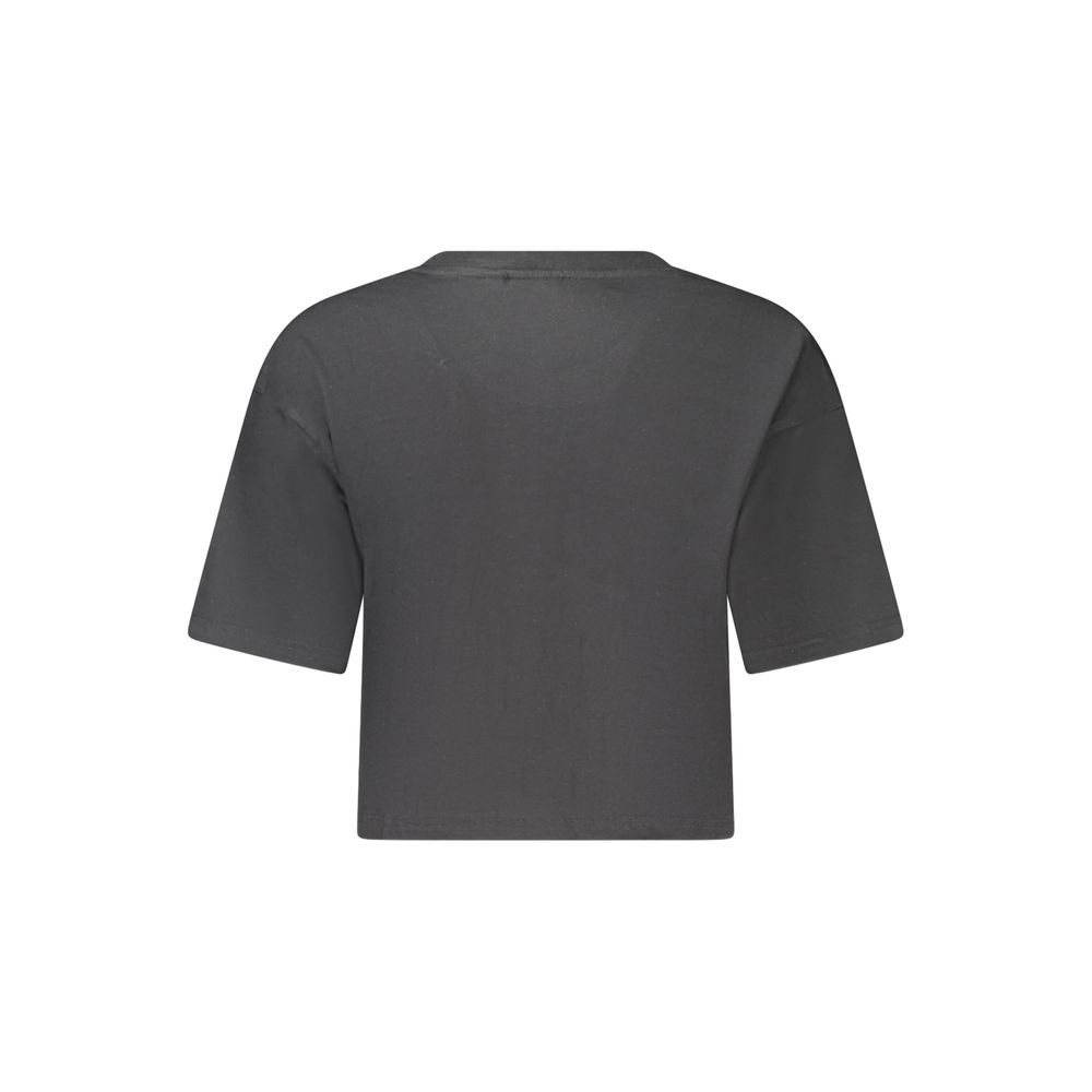 T-Shirt by Fila for women in organic cotton black, signature & print features an on trend silhouette, perfectly showcasing a on trend and for an elevated aesthetic.