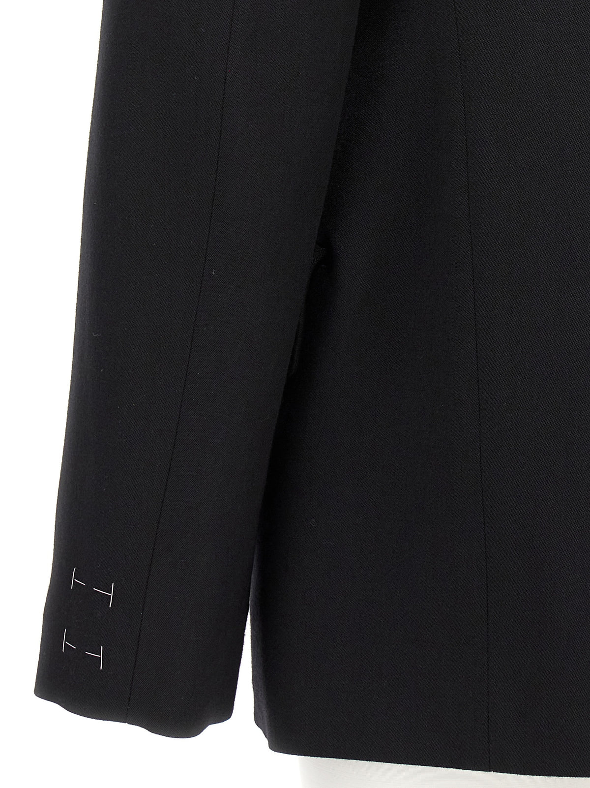 Blazer by Maison Margiela for women in wool black presents a distinguished silhouette, detailed with a distinguished and distinctive for a truly sophisticated finish.