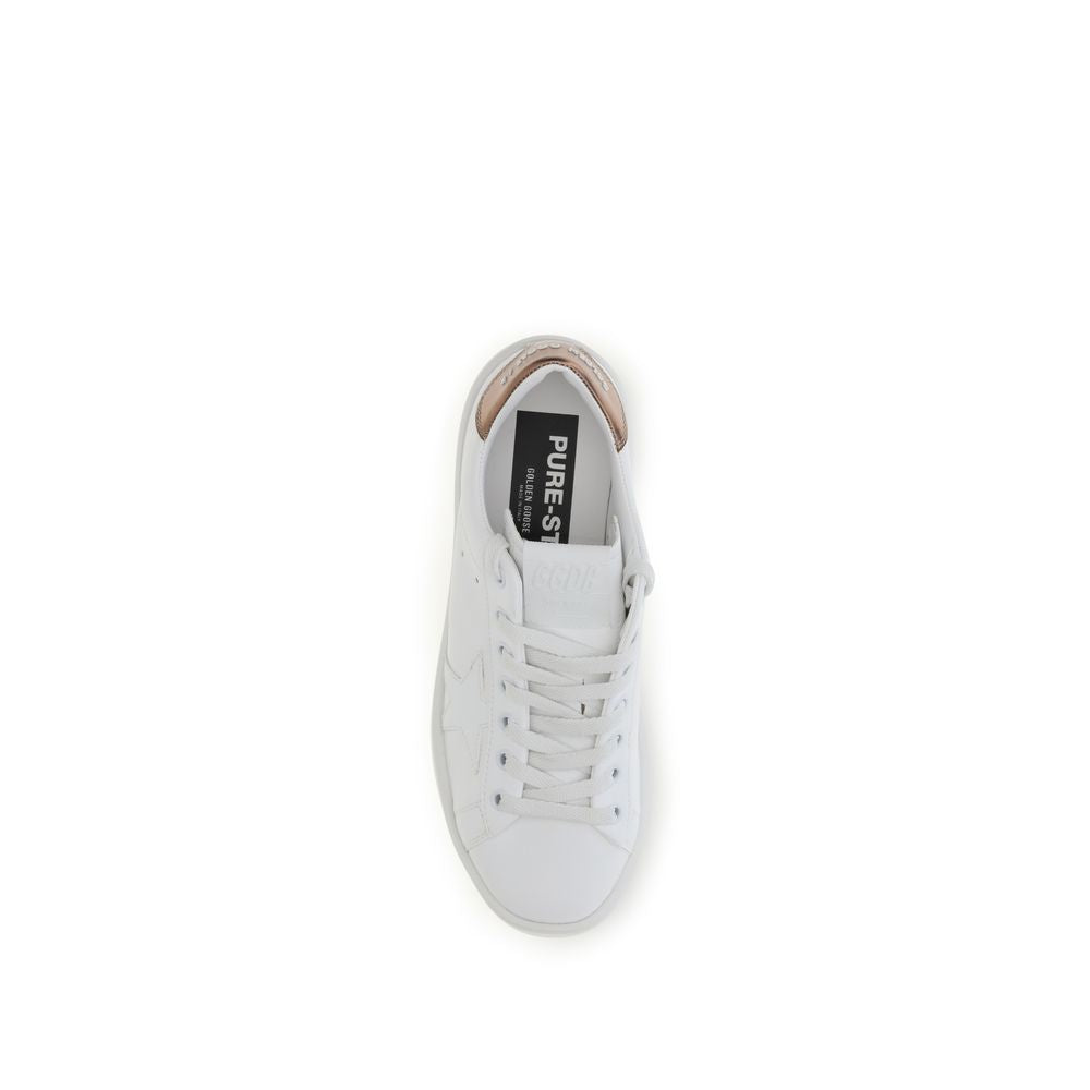 Sneakers by Golden Goose for women in bos taurus calf leather white presents a sumptuous silhouette, artfully capturing the essence of the Star Women's Low Top Bos Taurus Calf Leather Sneakers with its sumptuous low-top style design.
