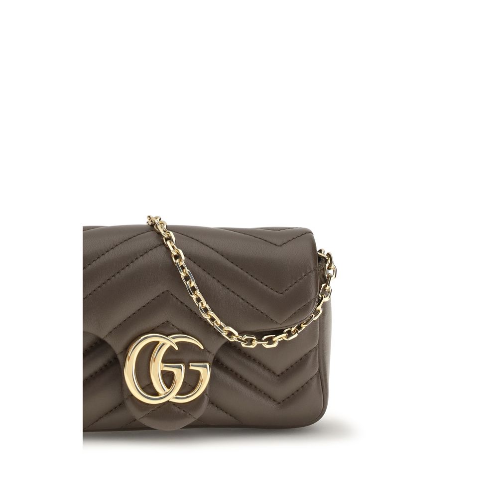 This Shoulder Handbag by Gucci for women in bos taurus calf nappa leather and brown, gold, chevron & signature presents a sculptural silhouette featuring a secure snap & magnetic, ample , and versatile shoulder-strap for a sculptural finish.