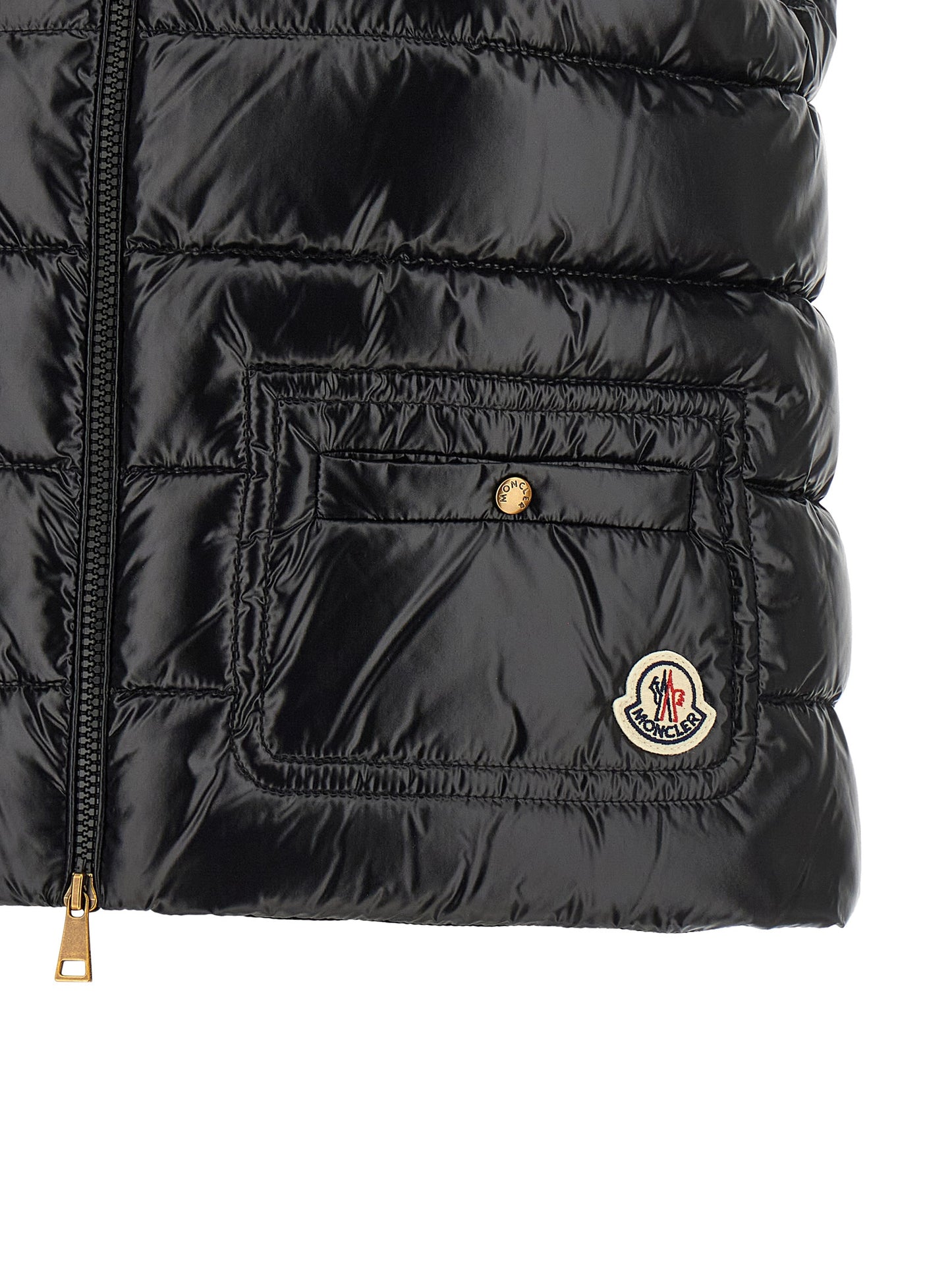 Vest by Moncler for women in polyamide black features a enviable silhouette, elegantly detailed with a enviable and functional pockets for a enviable finish.