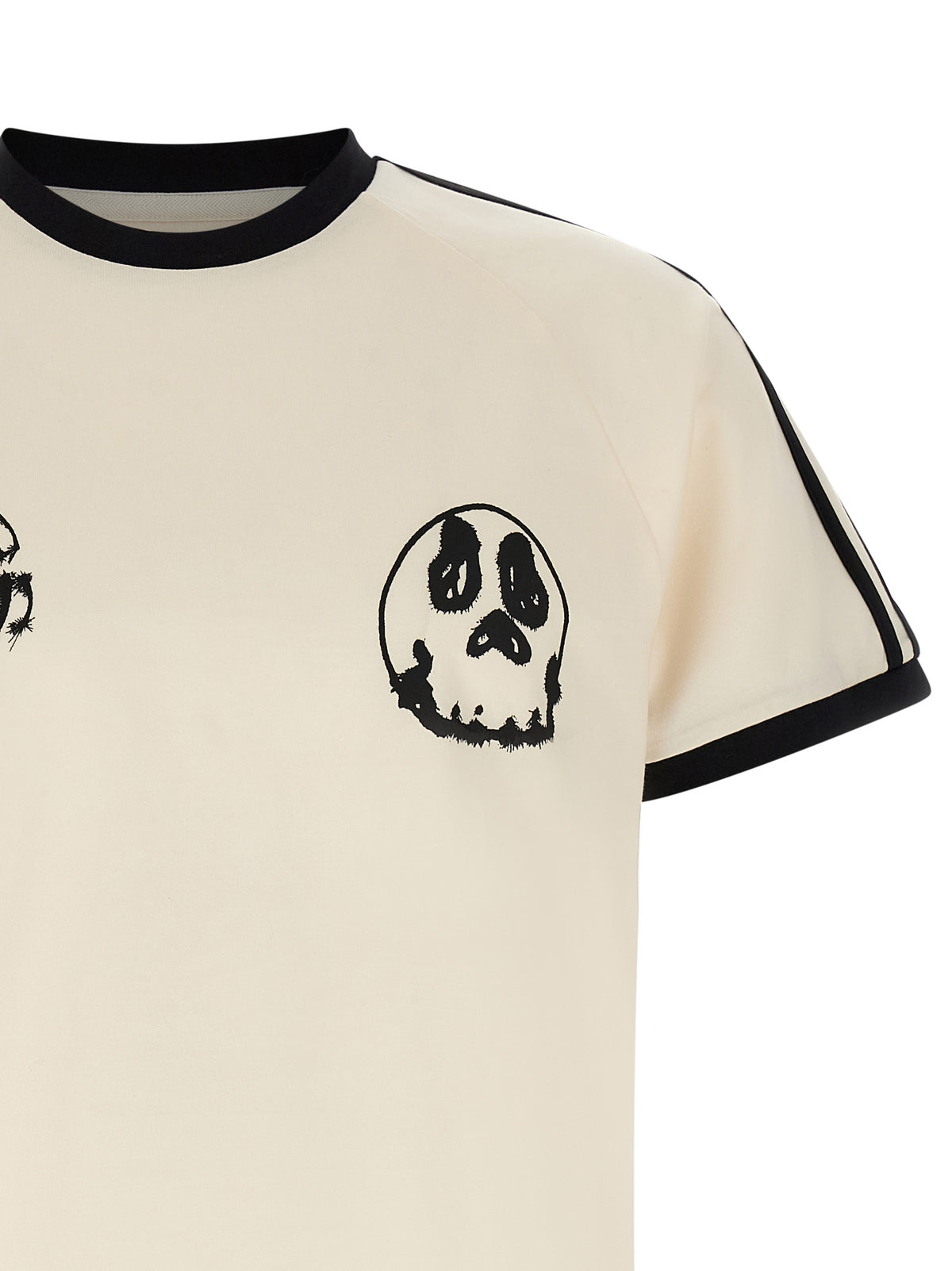 T-Shirt by Y-3 for men in cotton canvas black, white, patterned & striped showcases a dramatic silhouette, elegantly detailed with a dramatic and for a truly dramatic finish.