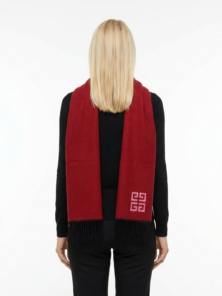 Scarf by Givenchy for women in wool bicolour presents a cosy silhouette, artfully capturing the sophisticated design and premium aesthetic of the Wool Scarf.
