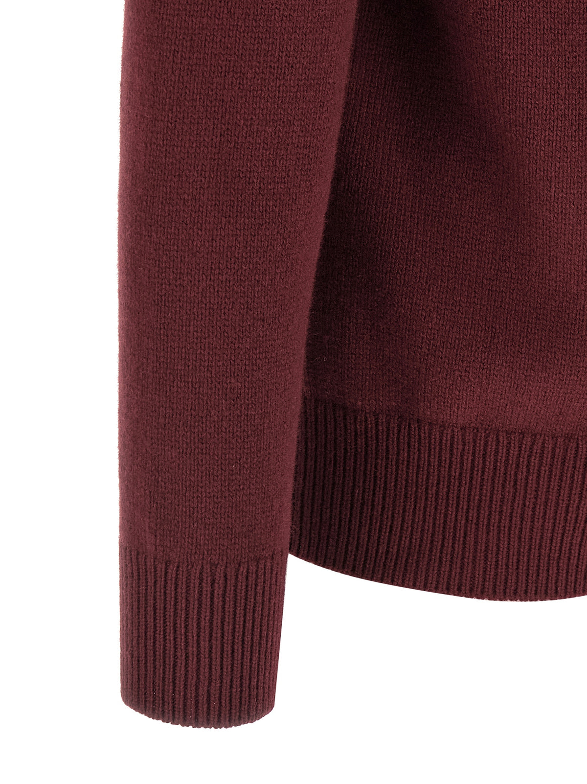 Cardigan by Gucci for men in cashmere bordeaux showcases a luxurious silhouette, meticulously detailed with a sophisticated and for a refined finish.