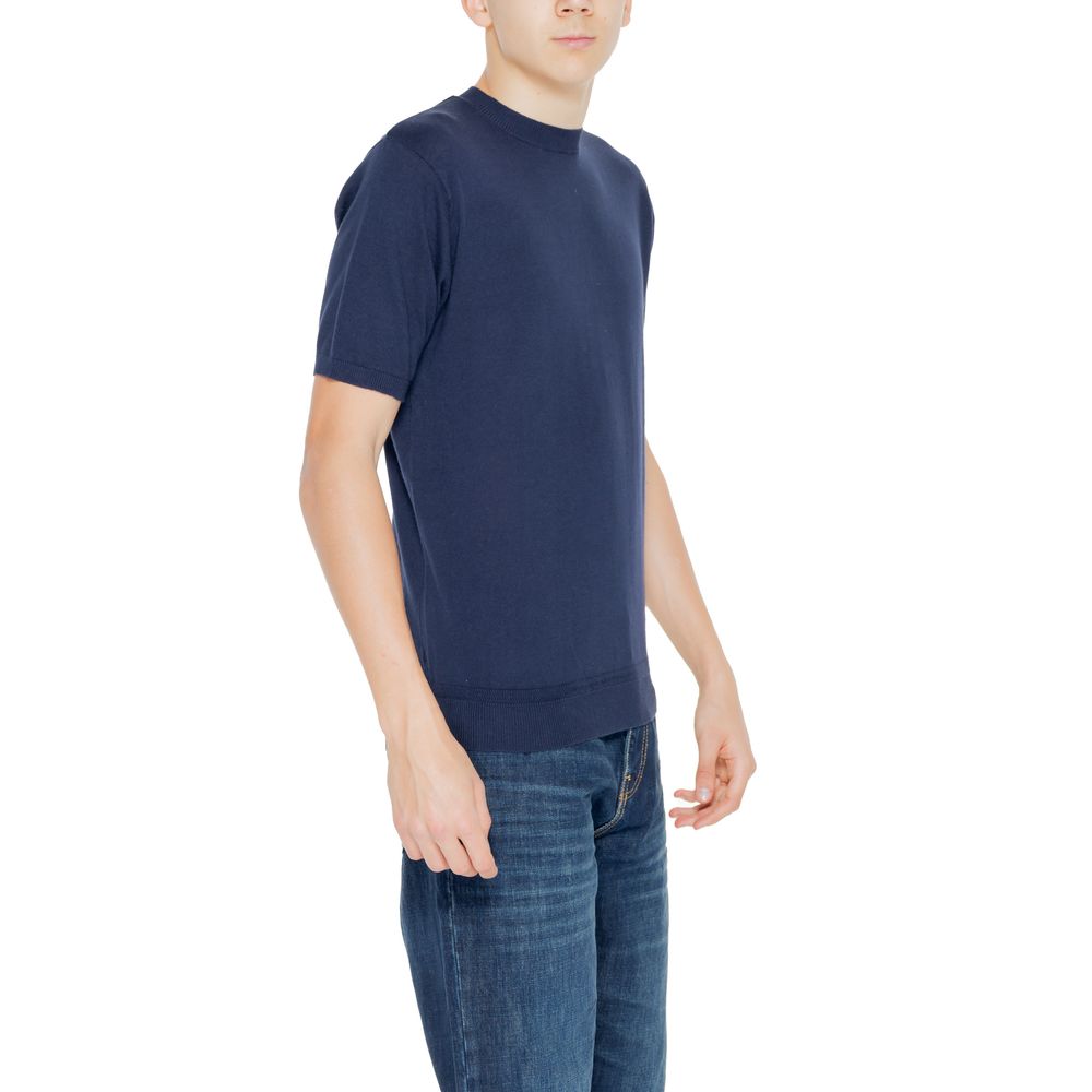Sweater by Hamaki-Ho for men in cotton blue showcases a sumptuous silhouette, artfully finished with a sumptuous wrap neckline and for a sophisticated, sumptuous look.