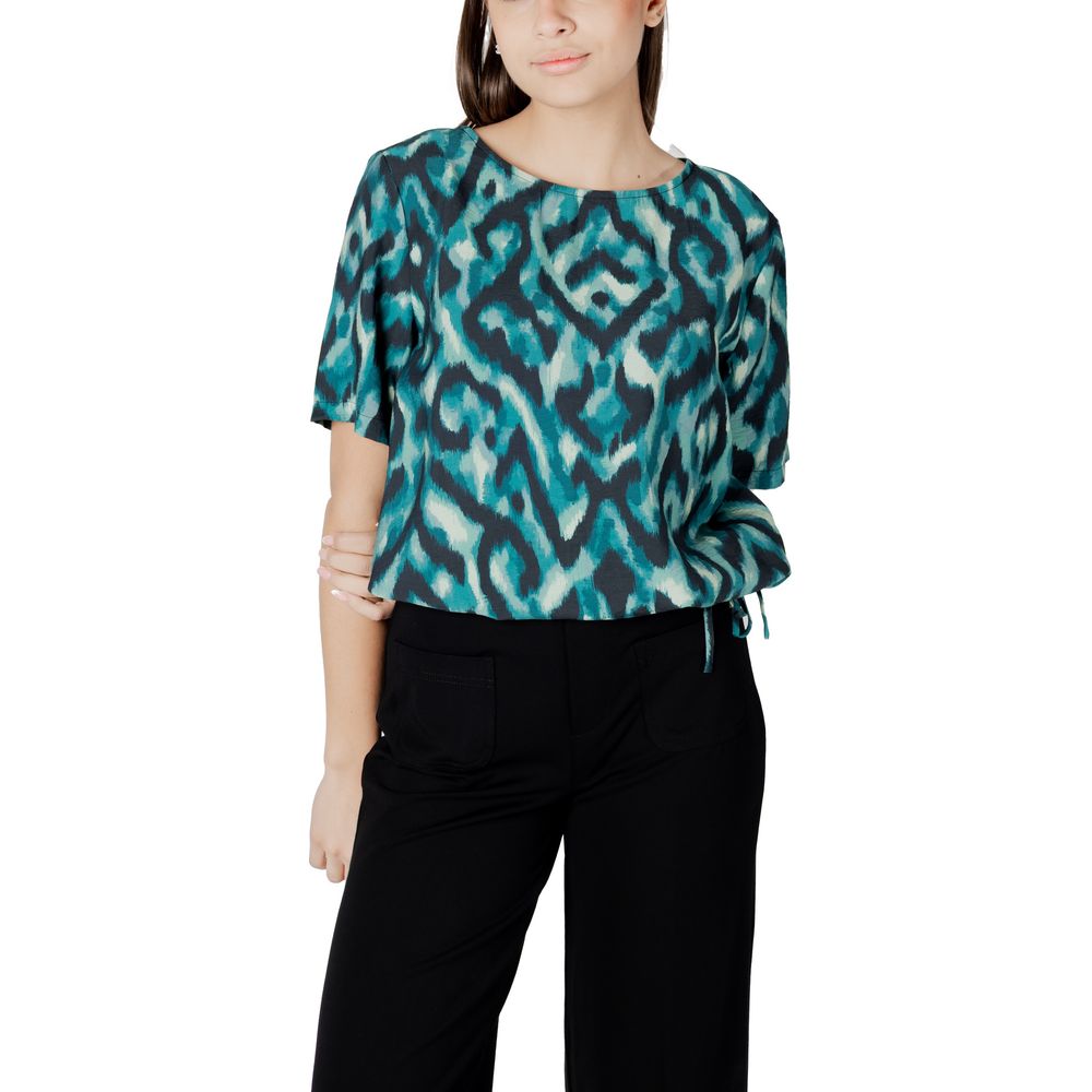 Shirt by Street One for women in polyamide viscose green showcases a sleek silhouette, elegantly detailed with a sleek and for a sleek finish.
