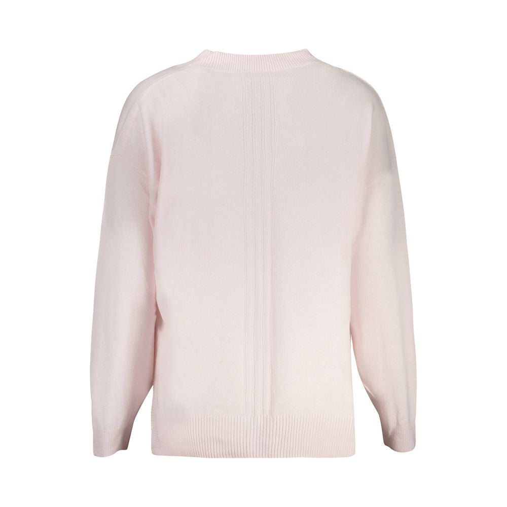 This Sweater by Guess Jeans for women in cashmere cotton blend pink presents a understated silhouette, featuring a sophisticated and for a understated finish.