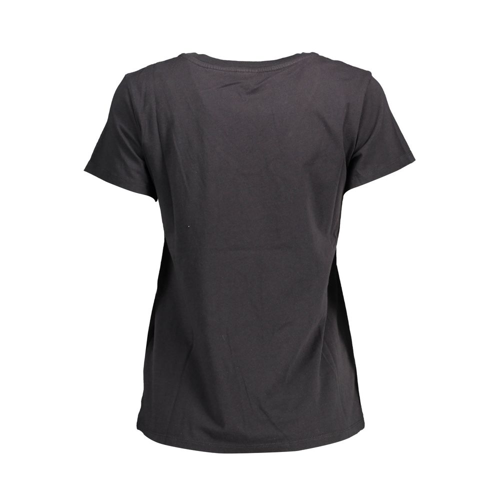 T-Shirt by Levi's for women in organic cotton black showcases a chic silhouette, artfully detailed with a chic and for a chic finish.