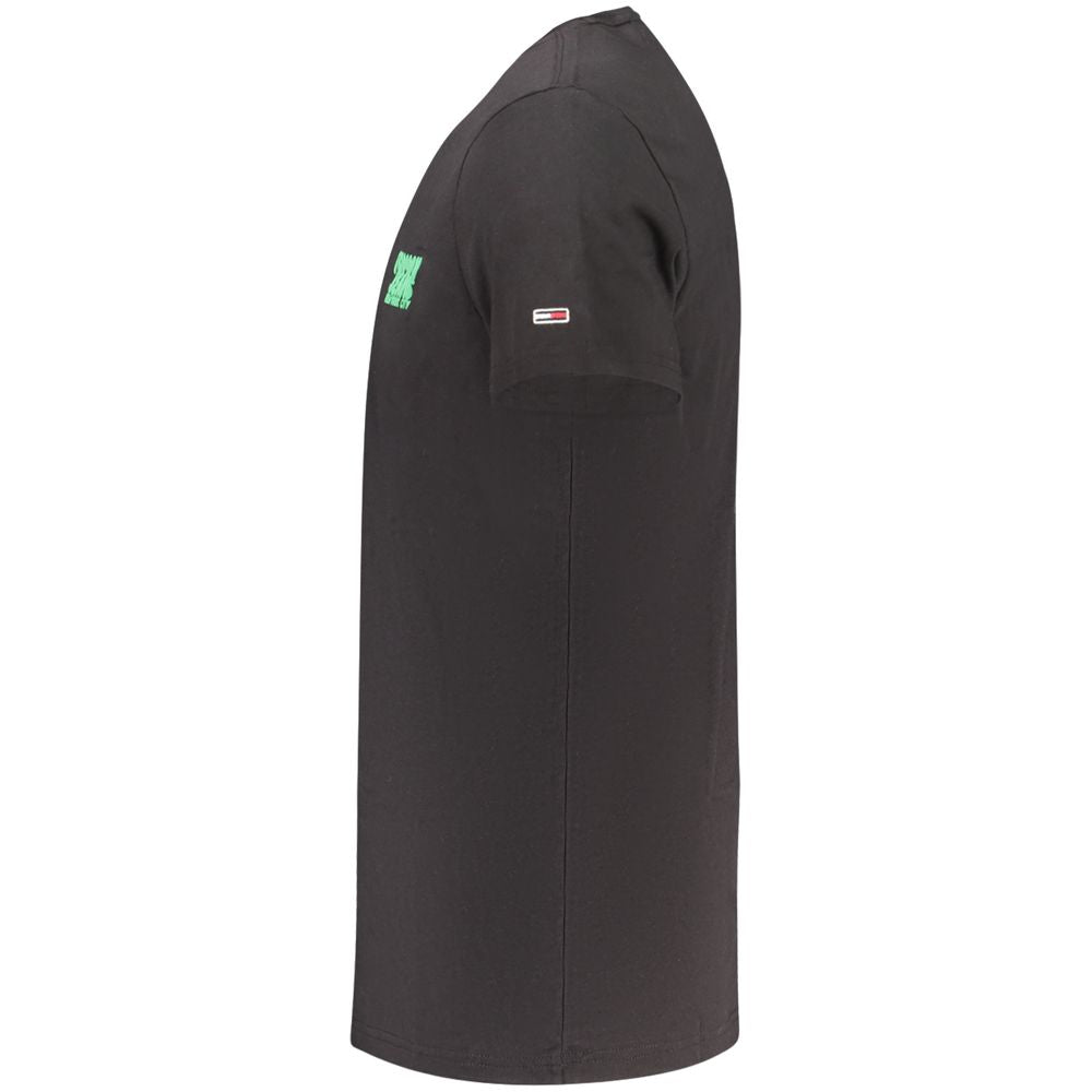 T-Shirt by Tommy Hilfiger for men in cotton black features an on trend silhouette, perfectly showcasing a on trend and for an elevated aesthetic.