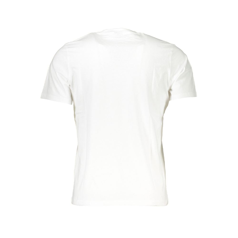 T-Shirt by North Sails for men in cotton white & print showcases a dramatic silhouette, elegantly detailed with a dramatic and for a truly dramatic finish.
