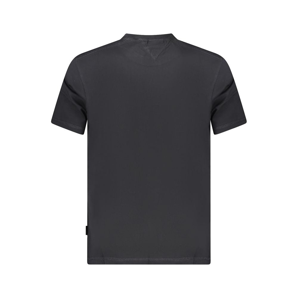 T-Shirt by Napapijri for men in organic cotton black, signature & print features an on trend silhouette, perfectly showcasing a on trend and crew neckline for an elevated aesthetic.