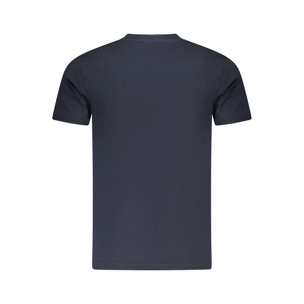 T-Shirt by Cavalli Class for men in cotton blue & print features an on trend silhouette, perfectly showcasing a on trend and for an elevated aesthetic.