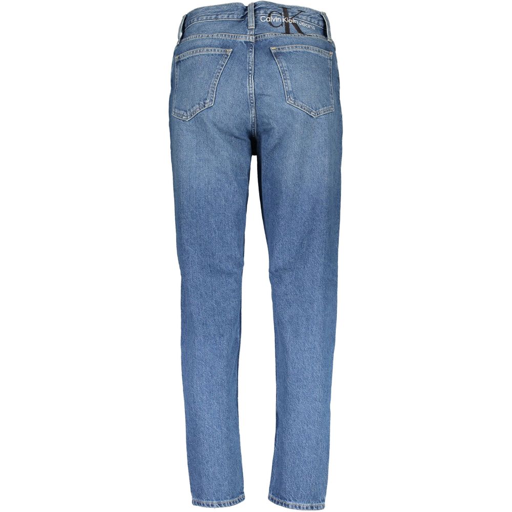 Jeans by Calvin Klein for women in denim cotton blue presents a refined pantology silhouette, artfully defined by a refined pantology , long, and a sophisticated high rise.