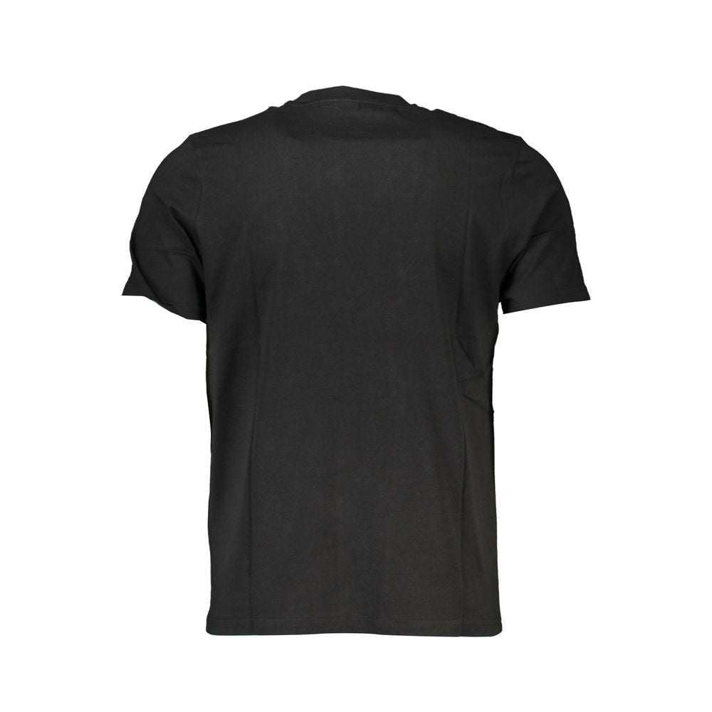 T-Shirt by North Sails for men in cotton black & print features an edgy silhouette, meticulously detailed with a sophisticated and for a truly edgy finish.