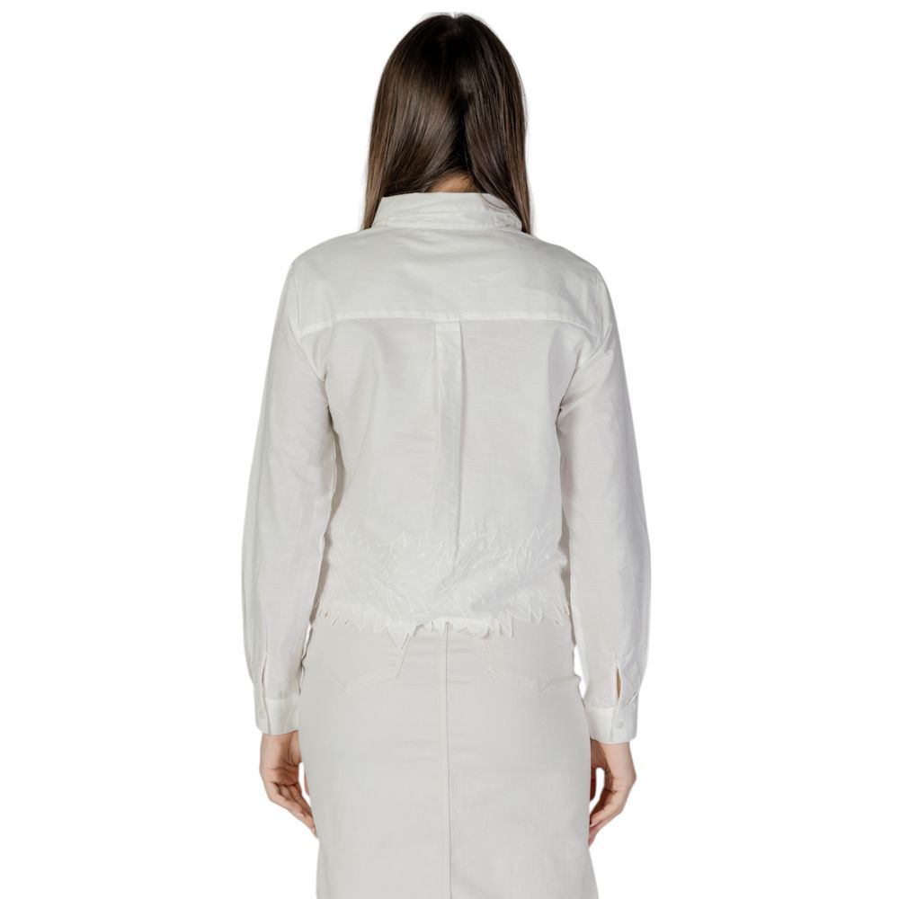 Shirt by Jacqueline De Yong for women in cotton white showcases a sleek silhouette, elegantly detailed with a sleek and for a sleek finish.