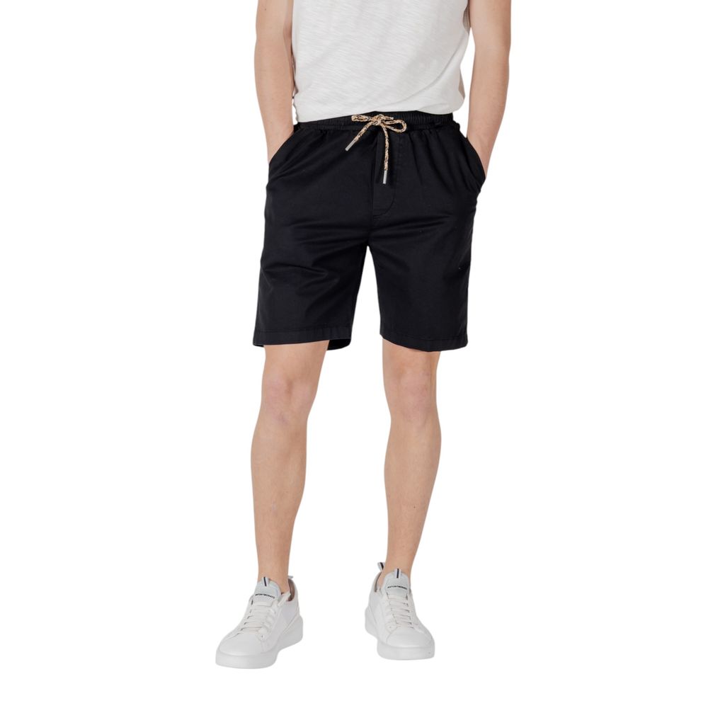Bermuda Shorts by Gianni Lupo for men in stretch cotton black features a sartorial silhouette, showcasing a sartorial and short with a sophisticated for a sartorial look.
