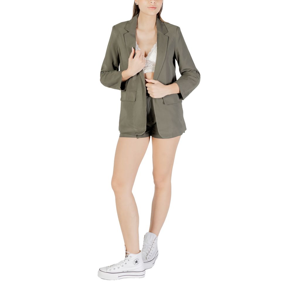Blazer by Only for women in polyester & viscose green presents a distinguished silhouette, detailed with a distinguished and distinctive for a truly sophisticated finish.