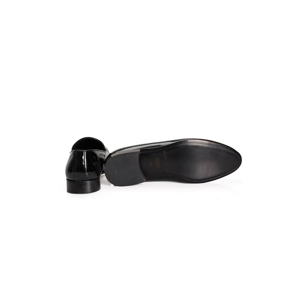 Moccasin Moccasins Loafer Slip-On Shoes by Roberto Pepe Luxury for men in calfskin black showcases a timeless silhouette from the Men's Calfskin Moccasin Moccasins Loafer Slip-On Shoes collection, featuring a timeless and for a timeless finish.