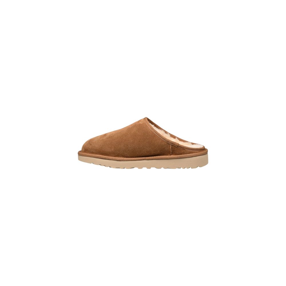 Clogs Slippers Flat Shoes by UGG for men in suede leather beige features an captivating silhouette, showcasing the captivating style of the Men's Suede Leather Clogs Slippers Flat Shoes with its distinct and refined .