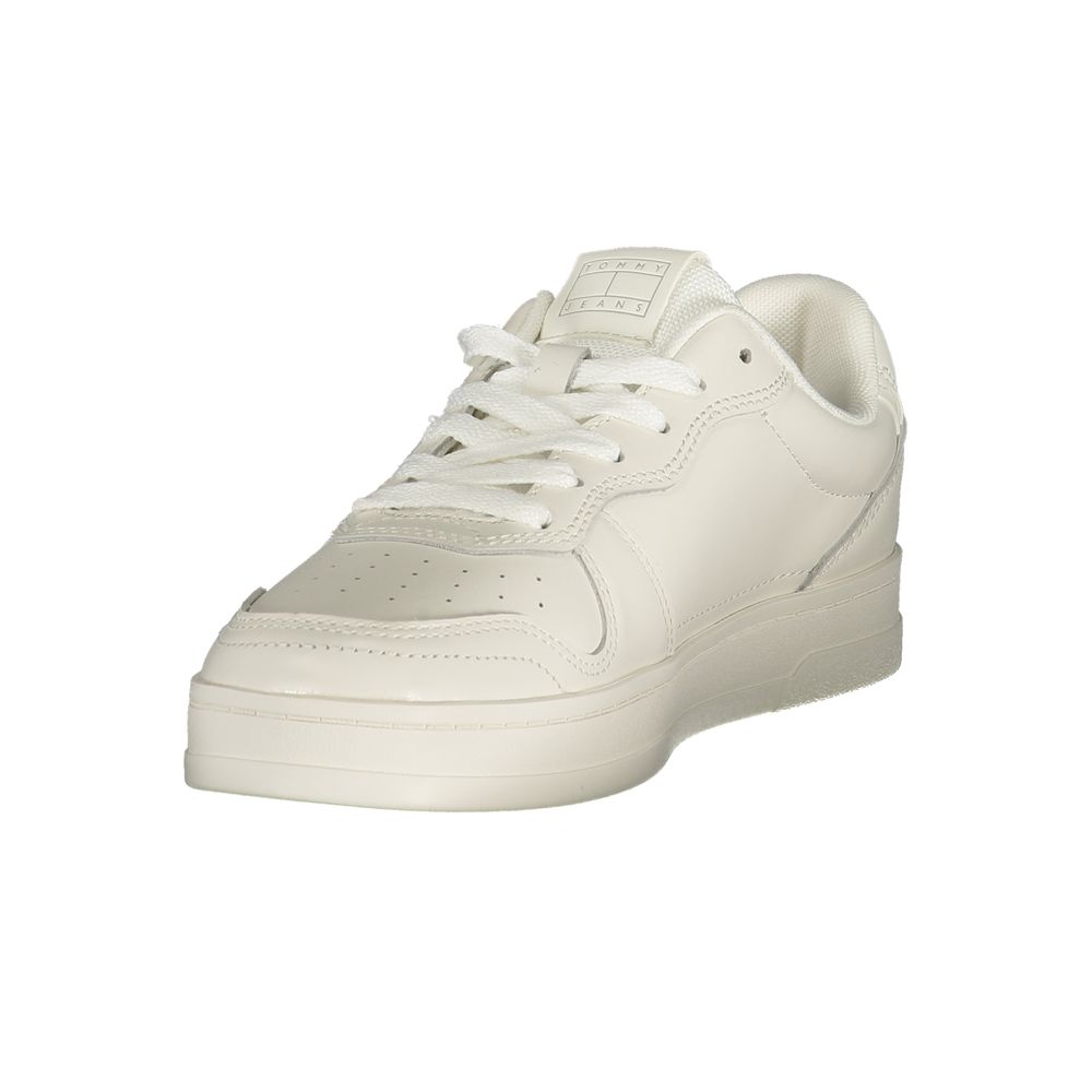 Sneakers by Tommy Hilfiger for women in polyester leather white & patterned presents a sumptuous silhouette, artfully capturing the essence of the Ecru Greenwich Women's Low-Top Polyester Leather Sneakers with its sumptuous low-top style design.