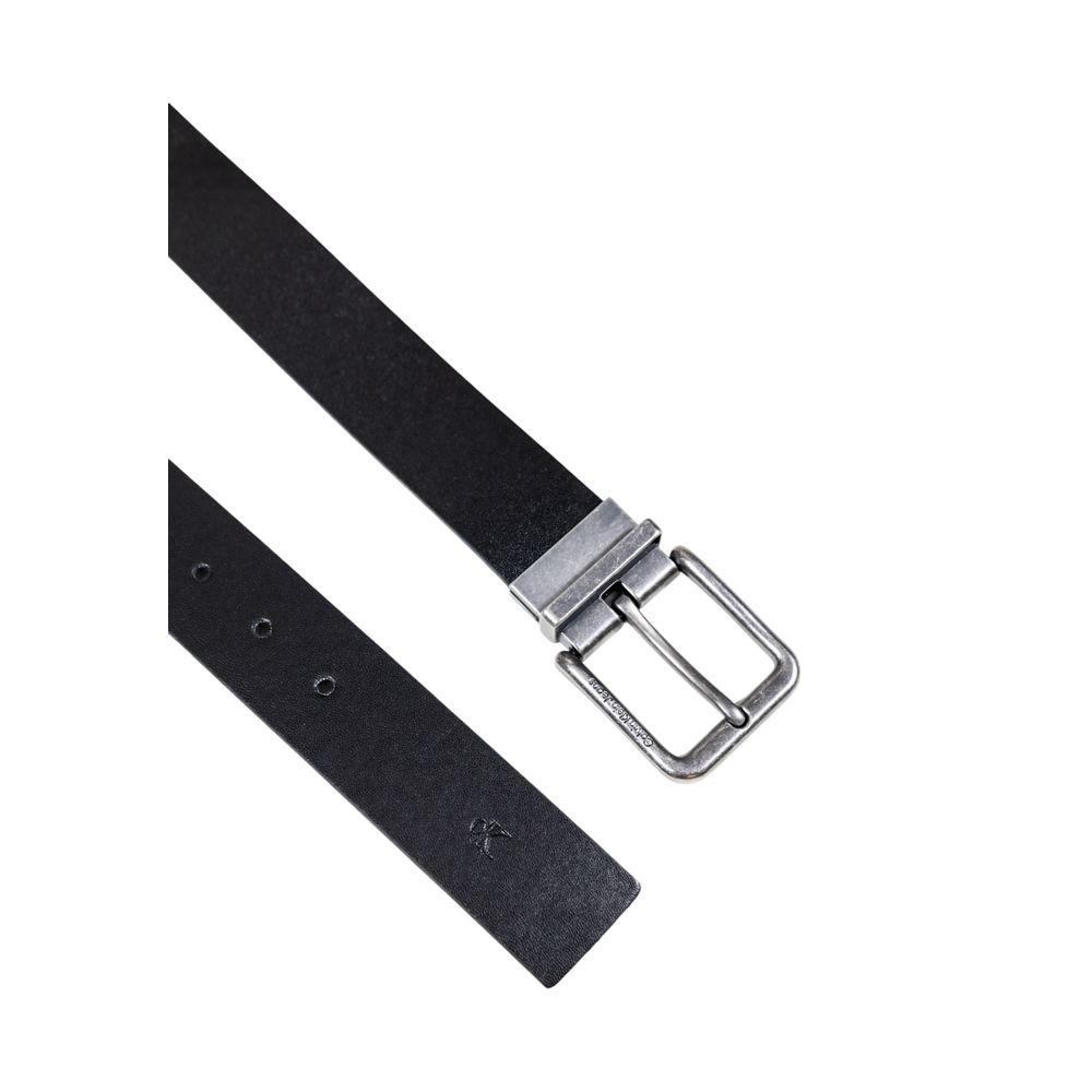 Belt by Calvin Klein for men in leather black presents a artisanal silhouette from the Reversible Leather Belt collection, showcasing an artisanal design and refined craftsmanship for a artisanal look.