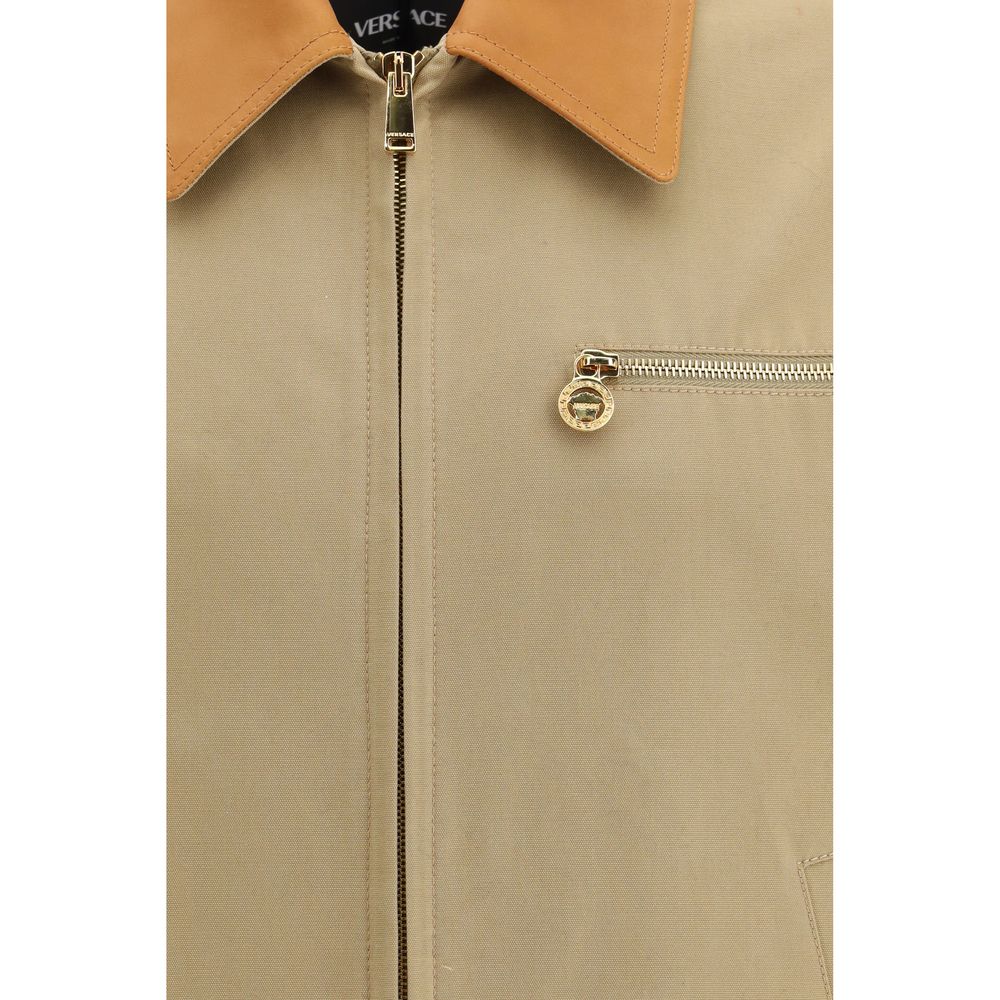 Jacket by Versace for men in cotton cupro & leather beige showcases a enveloping silhouette, artfully detailed with a enveloping and premium pockets for a truly enveloping finish.