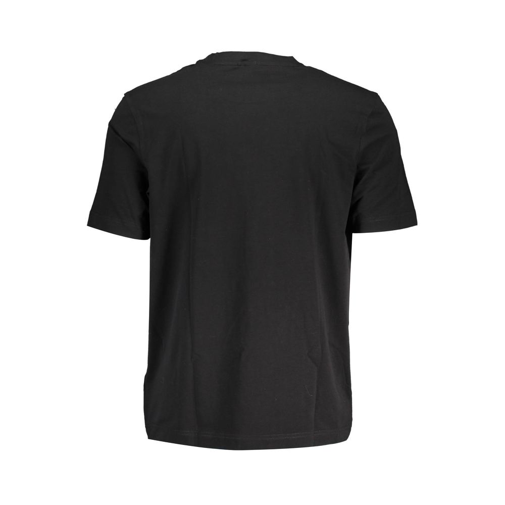 T-Shirt by Hugo Boss for men in stretch organic cotton black showcases a chic silhouette, artfully detailed with a chic crew neckline and for a chic finish.