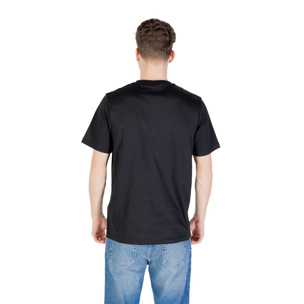 T-Shirt by Lyle & Scott for men in cotton black features an on trend silhouette, perfectly showcasing a on trend and for an elevated aesthetic.