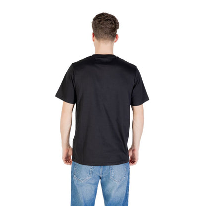 T-Shirt by Lyle & Scott for men in cotton black features an on trend silhouette, perfectly showcasing a on trend and for an elevated aesthetic.