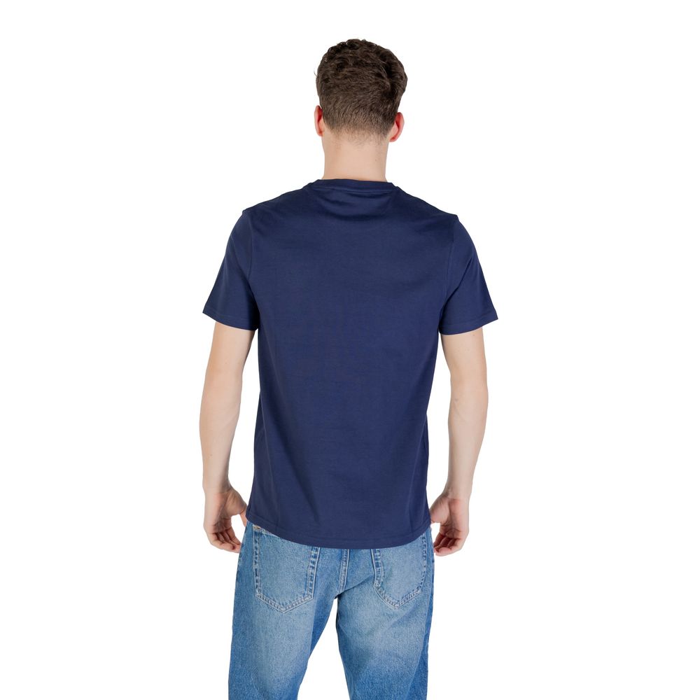 T-Shirt by Lyle & Scott for men in cotton blue showcases a chic silhouette, artfully detailed with a chic and for a chic finish.
