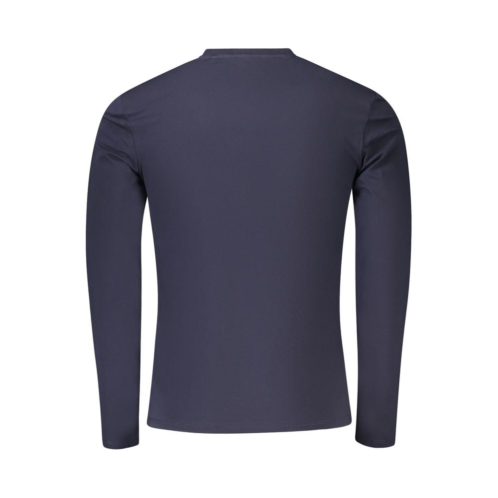 T-Shirt by Guess Jeans for men in stretch organic cotton blue showcases a dramatic silhouette, elegantly detailed with a dramatic and for a truly dramatic finish.