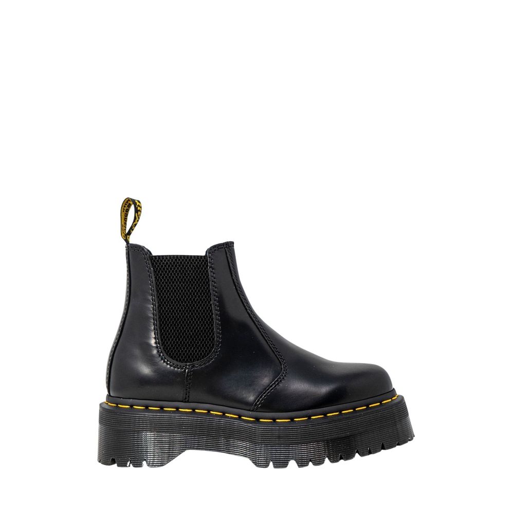 Ankle Winter Boots by Dr. Martens for women in leather black features an performance-driven Women's Leather Ankle Winter Boots silhouette, defined by a sophisticated and a performance-driven .