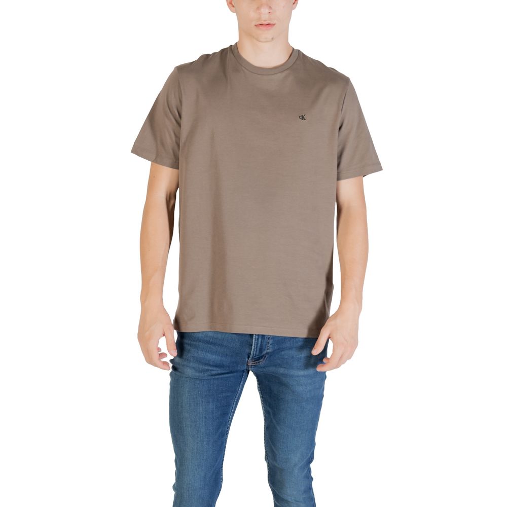 T-Shirt by Calvin Klein Jeans for men in cotton brown showcases a dramatic silhouette, elegantly detailed with a dramatic and for a truly dramatic finish.
