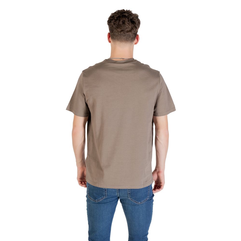T-Shirt by Calvin Klein Jeans for men in cotton brown features an on trend silhouette, perfectly showcasing a on trend and for an elevated aesthetic.