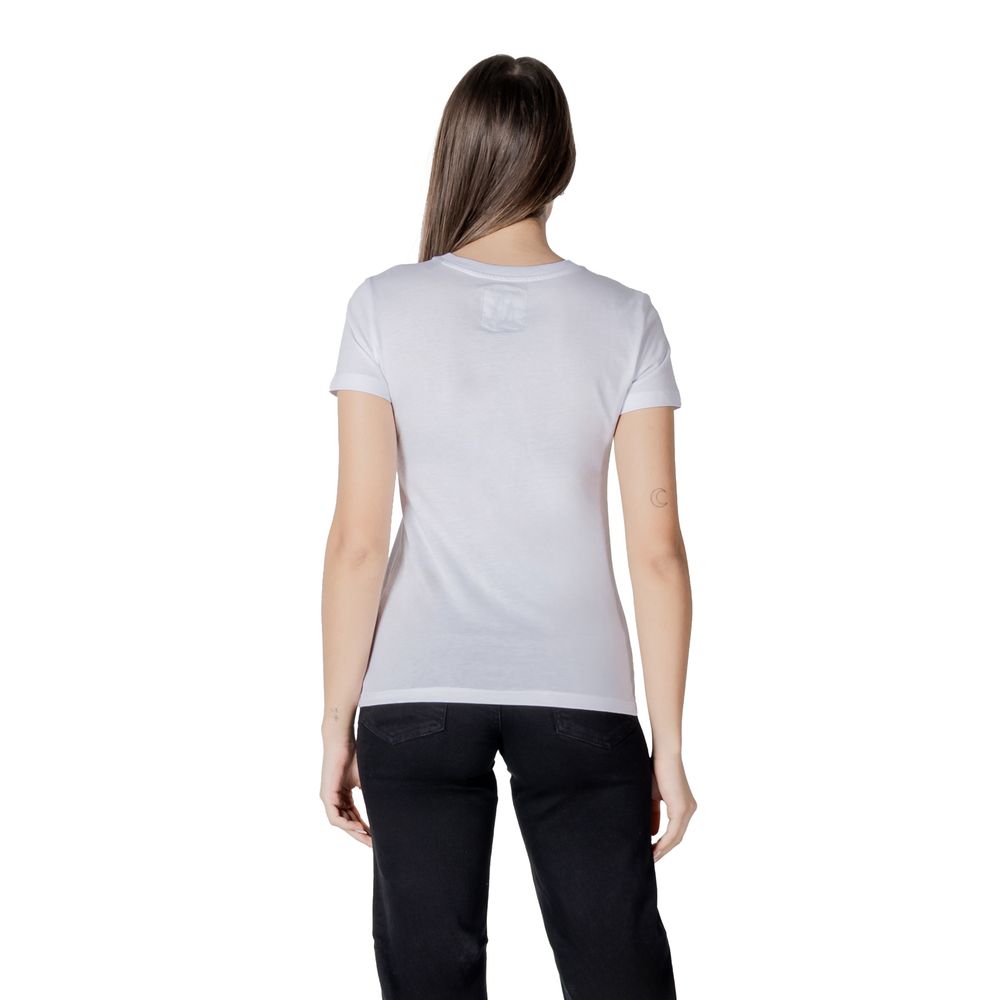 T-Shirt by Armani Exchange for women in cotton white features an edgy silhouette, meticulously detailed with a sophisticated and crew neckline for a truly edgy finish.
