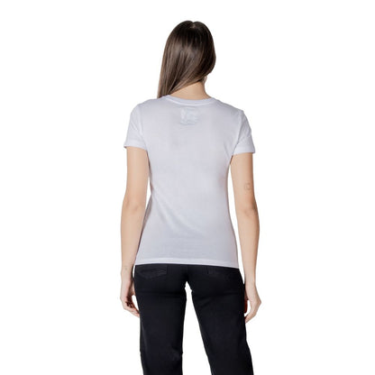 T-Shirt by Armani Exchange for women in cotton white features an edgy silhouette, meticulously detailed with a sophisticated and crew neckline for a truly edgy finish.