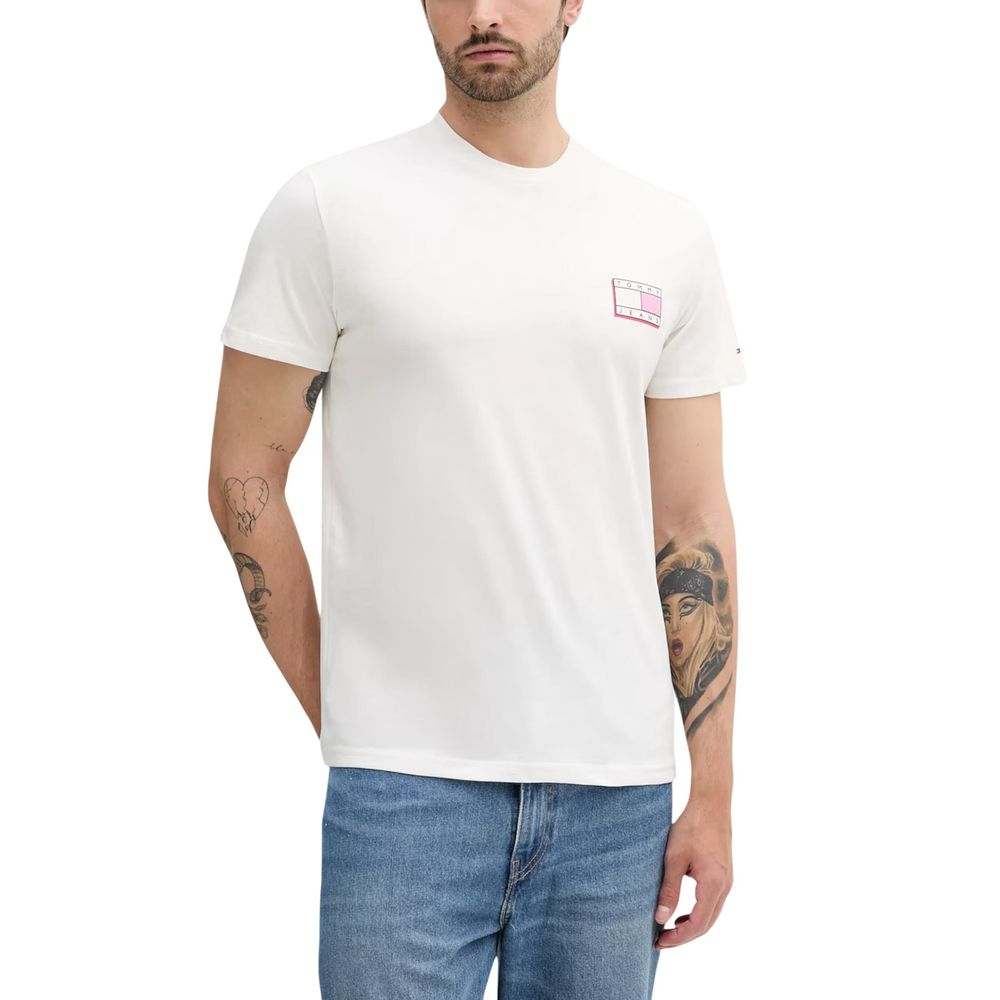 T-Shirt by Tommy Hilfiger Jeans for men in cotton cream features an on trend silhouette, perfectly showcasing a on trend and for an elevated aesthetic.