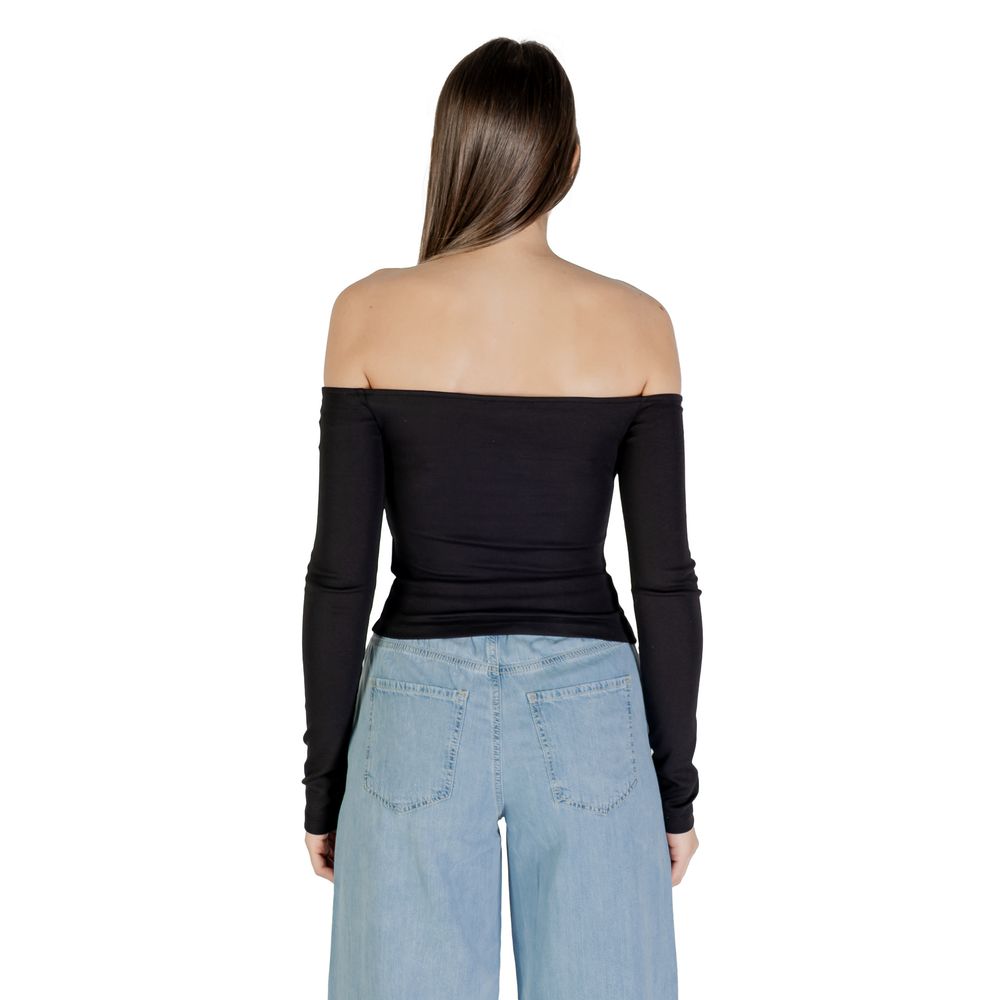 T-Shirt by Tommy Hilfiger Jeans for women in stretch cotton black showcases a unassuming silhouette, artfully detailed with a refined and unassuming for a sophisticated, contemporary look.