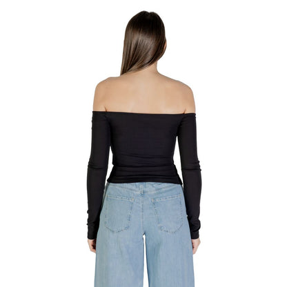 T-Shirt by Tommy Hilfiger Jeans for women in stretch cotton black showcases a unassuming silhouette, artfully detailed with a refined and unassuming for a sophisticated, contemporary look.