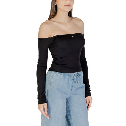 T-Shirt by Tommy Hilfiger Jeans for women in stretch cotton black showcases a dramatic silhouette, elegantly detailed with a dramatic and for a truly dramatic finish.