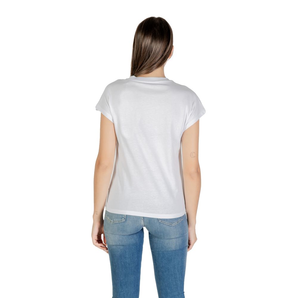 T-Shirt by Guess for women in cotton white showcases a chic silhouette, artfully detailed with a chic crew neckline and for a chic finish.