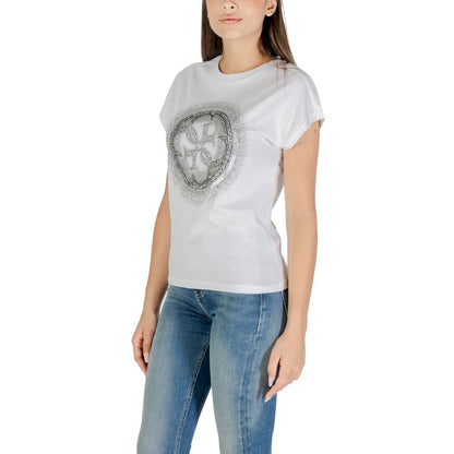 T-Shirt by Guess for women in cotton white features an on trend silhouette, perfectly showcasing a on trend and crew neckline for an elevated aesthetic.