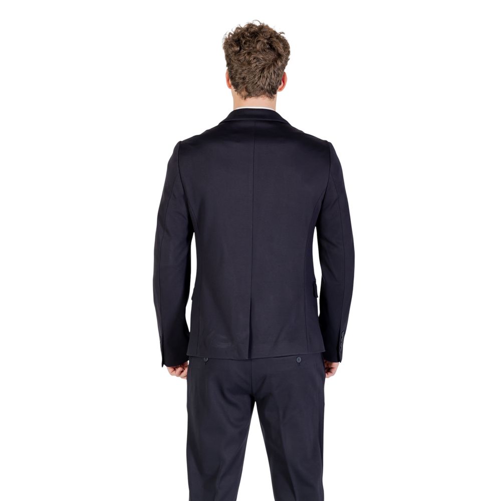 This Blazer by Antony Morato for men in stretch viscose blue presents a tailored silhouette, meticulously tailored with a tailored and distinctive for a tailored finish.