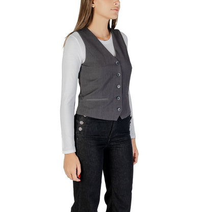 Vest by Only for women in stretch polyester & viscose gray features a enviable silhouette, elegantly detailed with a enviable and functional pockets for a enviable finish.