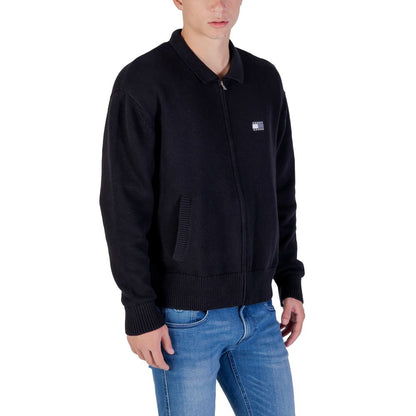 Cardigan by Tommy Hilfiger Jeans for men in cotton black features an impeccable silhouette, showcasing a sophisticated and detail for a truly impeccable finish.