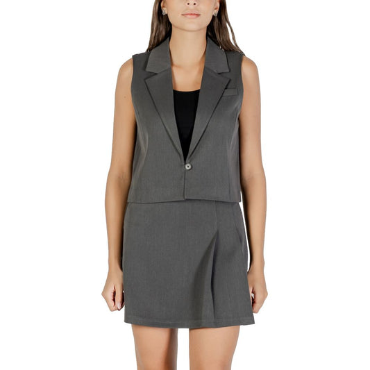 Vest by Only for women in stretch polyester & viscose gray features a enviable silhouette, elegantly detailed with a enviable and functional for a enviable finish.