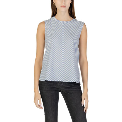 Tank Top by Tommy Hilfiger Jeans for women in cotton blue showcases a meticulous silhouette, artfully finished with a meticulous round neckline and sleeveless for a sophisticated, meticulous look.